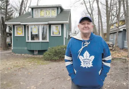  ?? FRANK GUNN, THE CANADIAN PRESS ?? Don Sampson stands in front of the home where he grew up on Algonquin in the Toronto islands.