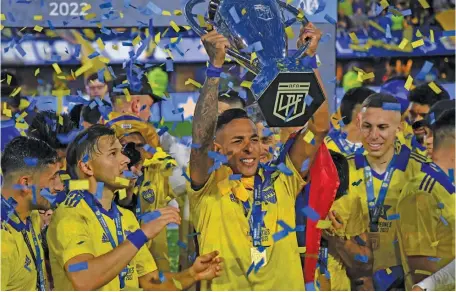  ?? TELAM ?? Players from Boca Juniors celebrate with the Liga Profesiona­l de Fútbol 2022 trophy.