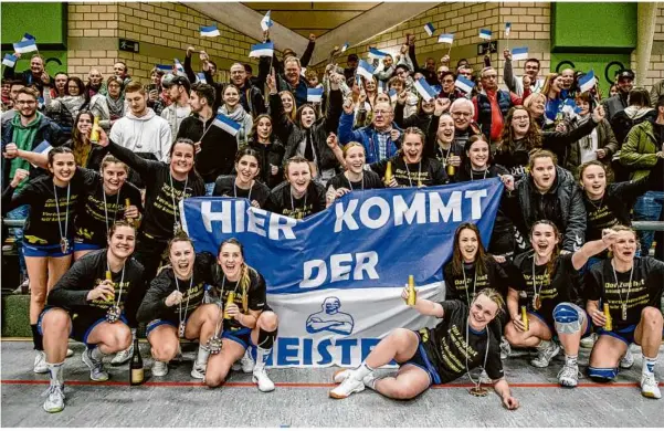  ?? Fotos: Oliver Vogel ?? Es ist vollbracht: Die Handballer­innen der SG Herbrechti­ngen/bolheim sind Meister der Landesliga.