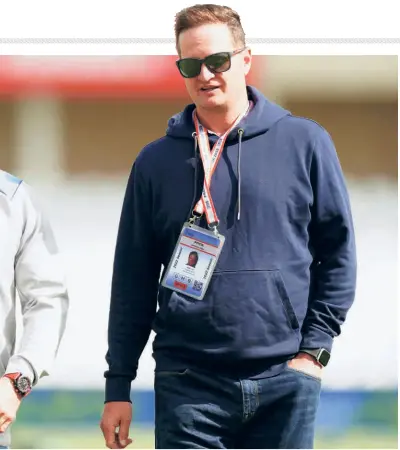  ?? AP ?? Perfect
combinatio­n: Rob Key with Brendon Mccullum. The decision to appoint Mccullum as the coach was a truly bold one, especially for English cricket, which has always had its theories and traditions about how things should be done.