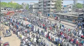  ?? SATISH BATE/HT PHOTO ?? ■
Migrants wait for buses at Dharavi in Mumbai on Tuesday.