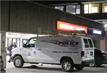  ?? STEPH CROSIER ?? Kingston Police were at Kingston General Hospital following a shooting on Monday evening in which a Millhaven inmate, who was in the emergency department for treatment, seized a correction­al officer’s gun.