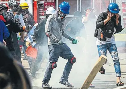  ?? AP ?? VIOLENCIA EN LAS CALLES. Activistas y fuerzas de seguridad chocaron ayer en Yangón, la ciudad más grande del país.