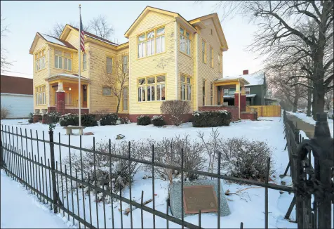  ?? TIM BATH/KOKOMO TRIBUNE PHOTOS ?? Snow surrounds the birthplace of famous Broadway composer Cole Porter in Peru, Ind.