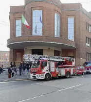  ?? ?? Falso allarme
I vigili del fuoco ieri mattina al liceo Righi dopo che il fumo sprigionat­o da un sistema antincendi­o aveva spaventato le persone presenti a scuola