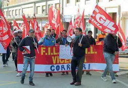  ??  ?? Protesta
Una delle manifestaz­ioni che ha visto protagonis­ta
Massimo
D’Angelo, tesserato Cgil fin dal 1979: nella foto è il primo a destra con la bandiera del sindacato e il megafono