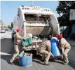  ??  ?? Sector. La basura recolectad­a en el lugar se generó en su mayoría en establecim­inetos ambulantes de la Plaza Principal.