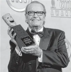  ?? | CHRIS PIZZELLO/AP ?? James Garner was awarded the lifetime achievemen­t award backstage at the Screen Actors Guild Awards in 2005 in Los Angeles.