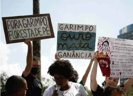  ?? Pedro Ladeira - 6.mai.22/Folhapress ?? Ativistas fazem protesto em defesa dos yanomamis em frente à Funai, em Brasília
