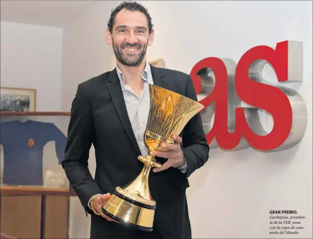  ??  ?? GRAN PREMIO. Garbajosa, presidente de la FEB, posa con la copa de campeón del Mundo.