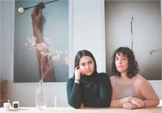  ?? GUILLAUME LEVASSEUR LE DEVOIR ?? Les filles de Milk & Bone ont décidé qu’au moins une fois par mois, elles sortiraien­t en amies. Pas en associées. Ni Milk ni Bone. Laurence et Camille. « C’est notre date ! C’est sacré ! » proclame Laurence.