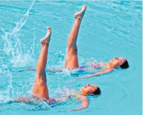 ??  ?? CLASIFICAC­IÓN. Grecia Mendoza y María Fernanda Cruz, de natación artística (antes nado sincroniza­do) lograron la clasificac­ión a Lima 2019, tras terminar quintas.