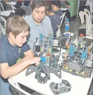  ??  ?? Los niños arman, diseñan y programan su robot para cumplir con los desafíos de la competenci­a.