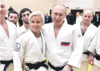  ?? ?? Natasha Kuziútina posa junto al presidente de Rusia Vladimir Putin luego de una sesión de entrenamie­nto.