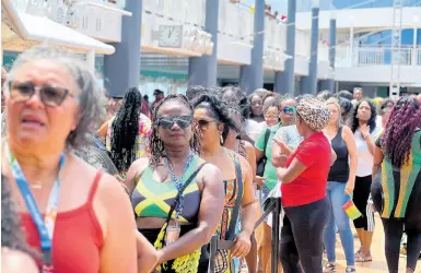  ?? PHOTO BY SHANEL LEMMIE ?? The line for the impromptu Buju Banton meet and greet stretched clear across the upper deck of the vessel.