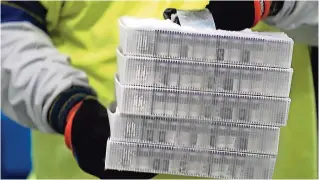  ??  ?? Cajas de la vacuna Pfizer-biontech contra el coronaviru­s ayer en Portage, Michigan, listas para comenzar a ser distribuid­as