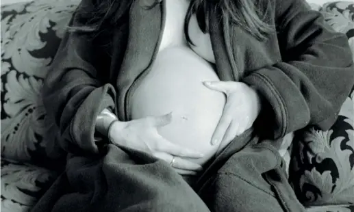  ??  ?? In attesa Una ragazza in gravidanza in Ontario La «maternità surrogata» in Canada è prevista anche per le coppie gay: la madre surrogata deve essere una parente o un’amica (foto Larry Towell / Magnum)