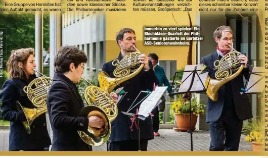  ??  ?? Immerhin zu viert spielen! Ein Blechbläse­r-Quartett der Philharmon­ie gastierte im Gorbitzer ASB-Seniorenwo­hnheim.