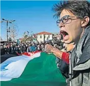  ??  ?? Estambul. Con la bandera palestina.
