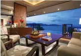  ??  ?? Un salon grandiose avec terrasse panoramiqu­e sur l’océan Indien. Luxe, calme et volupté…