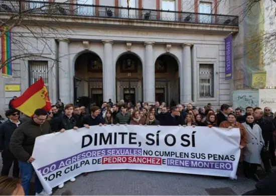  ?? © belga ?? ’Neem ontslag, ja of ja.’ Demonstran­ten willen dat minister van Gelijkheid Irene Montero opstapt.