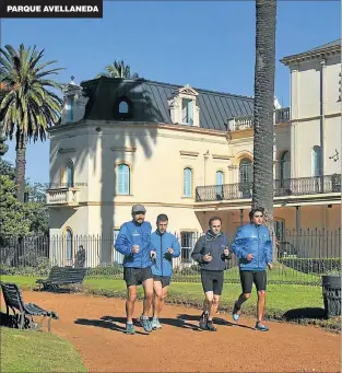  ?? FOTOS: CEDOC PERFIL JUAN OBREGON ?? PARQUE AVELLANEDA GANADOR. En la Comuna 9, Gastón Gramajo y sus compañeros de entrenamie­nto, en la zona que atravesará el circuito aeróbico, el más votado en BA Elige.