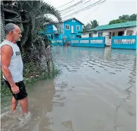  ??  ?? Marco Tulio Fletes se mantiene alerta ante la inundación del barrio La Curva, en Tela.