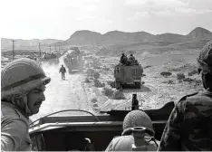  ?? Foto: GPO, dpa ?? Vertreibun­g aus dem Sinai: Israelisch­e Soldaten rückten im Juni 1967 gegen ägypti sche Stellungen vor und eroberten die Halbinsel.