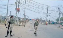  ?? AFP ?? ■ Security personnel stand guard during restrictio­ns in Srinagar on Saturday.