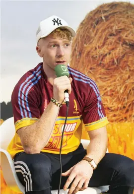  ?? KYRAN O’BRIEN ?? Limerick hurling star Cian Lynch speaking to the crowd in the Irish Independen­t tent at the National Ploughing Championsh­ips on Tuesday