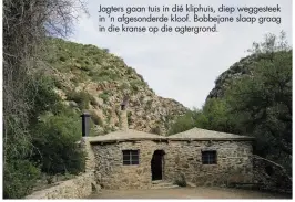  ??  ?? Jagters gaan tuis in dié kliphuis, diep weggesteek in ‘n afgesonder­de kloof. Bobbejane slaap graag in die kranse op die agtergrond.