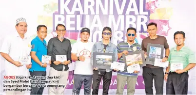  ??  ?? AGOES (tiga kiri), Azman (dua kiri) dan Syed Mohd Farid (empat kiri) bergambar bersama para pemenang pertanding­an itu.