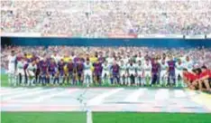  ?? @FCBARCELON­A_ES ?? Los jugadores del Barcelona y Chapecoens­e posaron juntos antes del inicio del juego. |