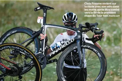  ?? PHOTO AFP ?? Chris Froome revient sur la route avec son vélo dans les mains après être tombé vers la fin de la première étape du Tour hier.