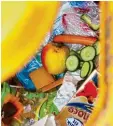  ?? Foto: dpa ?? Viele Lebensmitt­el sind noch essbar – trotzdem landen sie im Müll. Hier erfährst du mehr darüber.