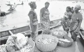  ??  ?? Women fish traders