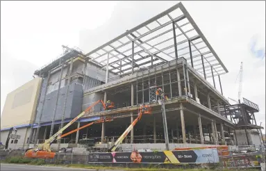  ?? Erik Trautmann / Hearst Connecticu­t Media ?? Constructi­on workers build the SoNo Collection Mall in Norwalk in September.