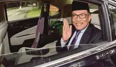  ??  ?? ANWAR ditemu bual media selepas menghadap Sultan Selangor, Sultan Sharafuddi­n Idris Shah di Istana Bukit Kayangan, semalam.