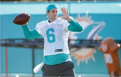  ?? | AP ?? Quarterbac­k Jay Cutler takes part in drills during his first practice since signing a one- year, $ 10 million contract with the Dolphins.