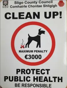  ??  ?? The dog fouling signs which have been erected around parts of South Sligo.