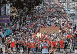  ?? AFP ?? Vista parcial de la marcha de protesta en Yangón