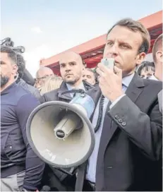  ?? FOTO: EFE ?? ►► Emmanuel Macron fue recibido con abucheos en la misma fábrica, ubicada en su ciudad natal.