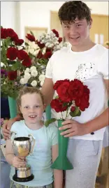  ??  ?? Catherine Lowe and Mark Norse with Mark’s Hartwell Cup-winning cluster of roses.