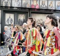  ??  ?? Cortège du carnaval dans la rue de la République