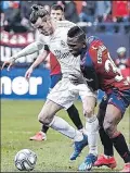  ??  ?? Pervis Estupiñán se batió con Gareth Bale del Real Madrid.