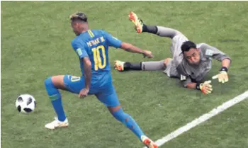  ??  ?? Trenutak kada Neymar postiže drugi pogodak za Brazil, vratar Kostarike Keylor Navas bio je nemoćan