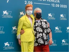  ?? AFP ?? Tilda Swinton y Pedro Almodóvar asisten, con mascarilla­s, al Festival de Cine de Venecia.