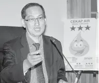  ?? — Gambar Bernama ?? SIDANG MEDIA: Mohd Ridhuan ketika sidang media mengenai Skim Pelabelan Produk Cekap Air (SPPCA) di SPAN semalam.