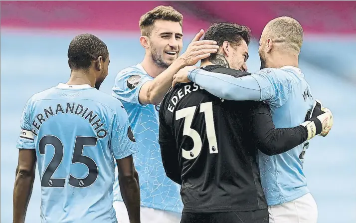  ?? FOTO: GETTY ?? Alegría por el triunfo
Aymeric Laporte celebra con sus compañeros en el City Fernandinh­o, Ederson y Walker la victoria del pasado domingo ante el Norwich, la número 50 en la Premier para el que fuera jugador del Athletic