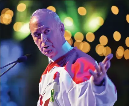  ?? ED KaISER ?? Ron MacLean speaks at the Jersey Gala fundraiser on Oct. 26 in honour of Humbolt Broncos players who died in the April crash. The face of Hockey Night in Canada will be in Ottawa this weekend for Hometown Hockey, a two-day event hosted by Algonquin College.